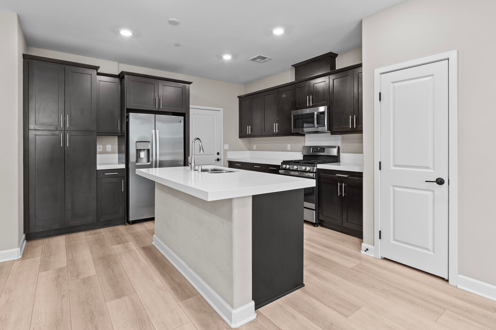 Building Photo - 1073 Delpy View Pt