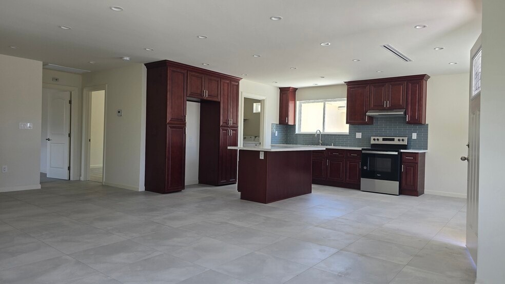 Building Photo - 10931 Hayvenhurst Ave