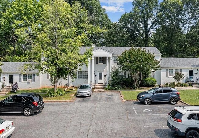 Building Photo - Two bedroom, 1 bath condo in Burlington (Brookwood Garden) Water and heat included!-$150 off depo...