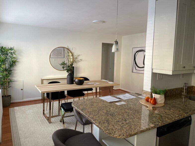 Building Photo - 7036 Strathmore St