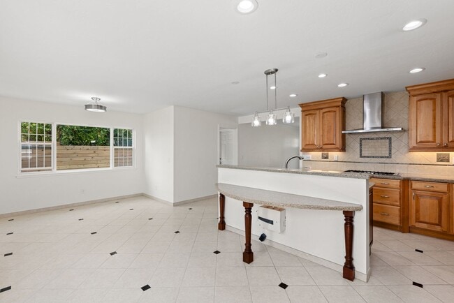 Building Photo - Welcome to your new home in the vibrant Ba...