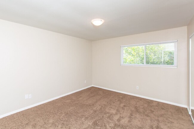 Building Photo - Spacious 2 Bedroom / 1.5 Bath Condominium ...