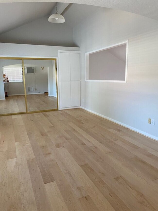 Building Photo - Spacious updated home with 3 downstairs be...