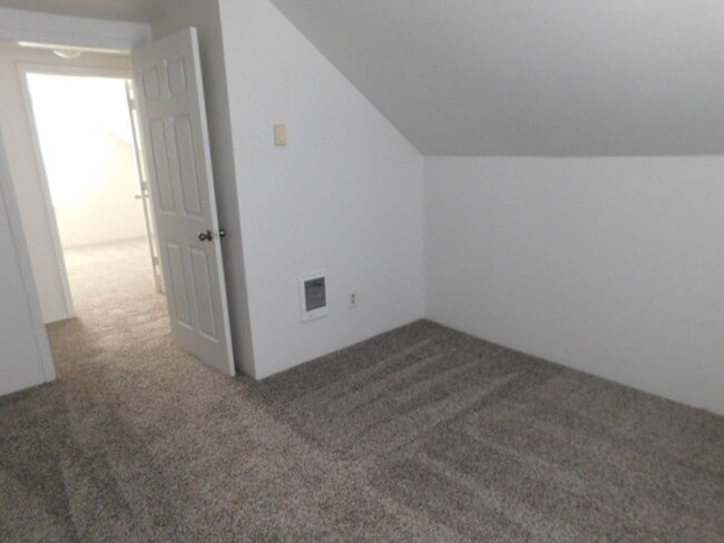 Building Photo - 4Bd/1Ba Two Story Home - For Viewing!