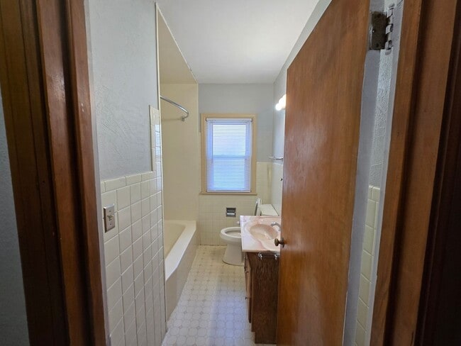 Building Photo - 2 Bedroom House