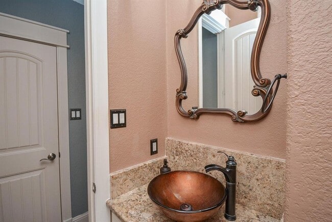 Building Photo - 1205 Aurora St