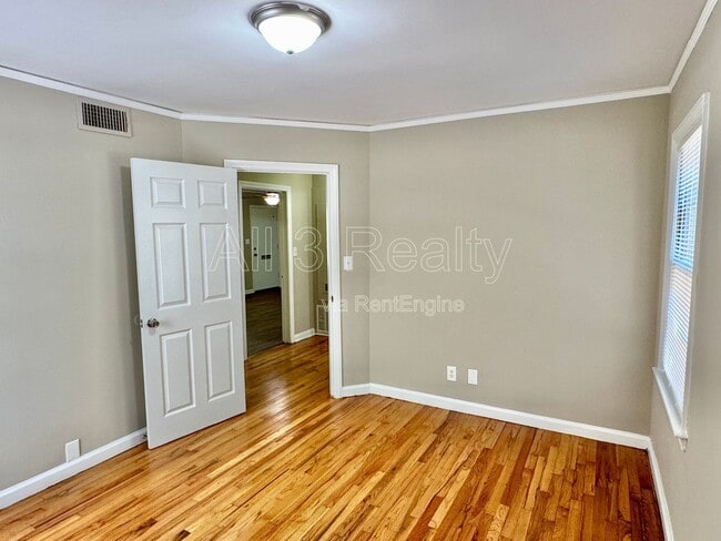 Building Photo - 804 Hillman St