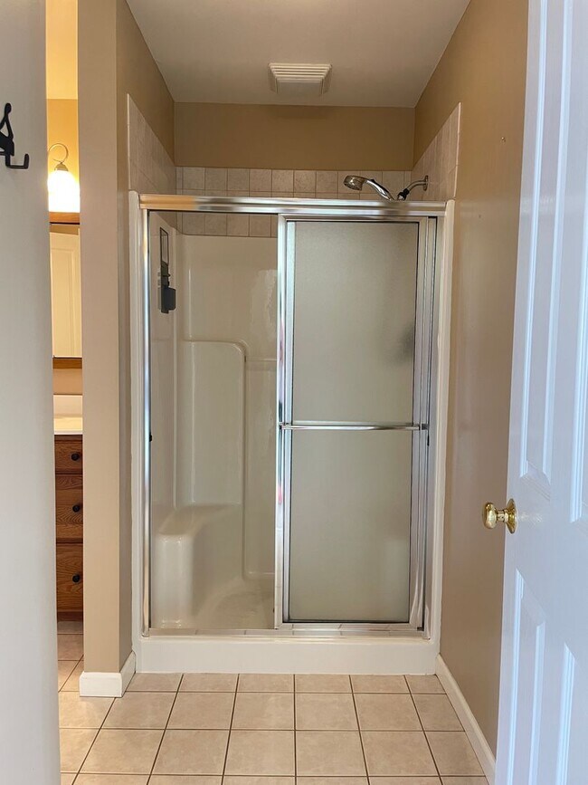 Building Photo - Luxury 3 Bedroom, 1.5 Bathroom End of Row ...