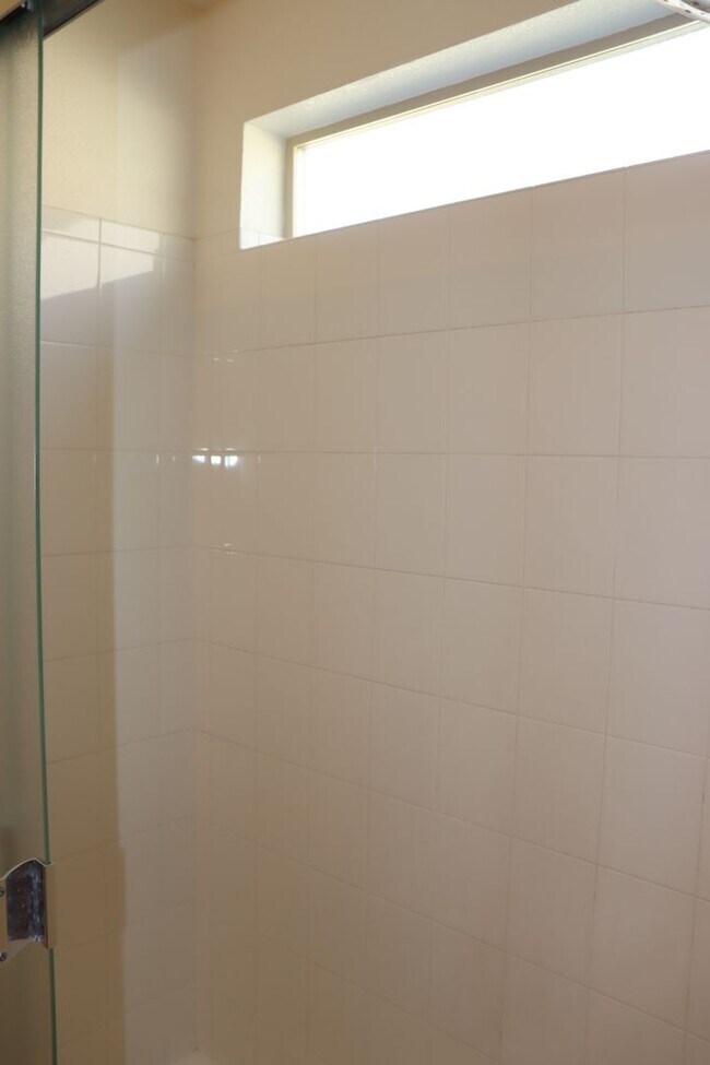 Building Photo - East Side 3 Bed 2 Bath Energy Efficient Pulte Home