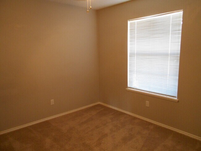 Building Photo - "Charming 3-Bedroom Home with 2 Baths in L...