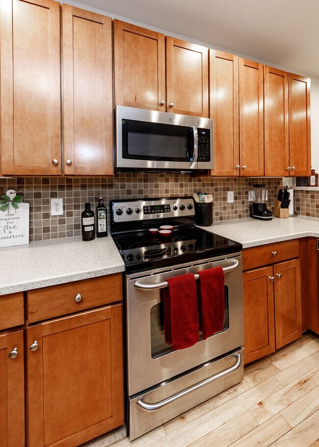 Building Photo - Fully Furnished Downtown 2 Bed, 4 Bath Executive Townhouse