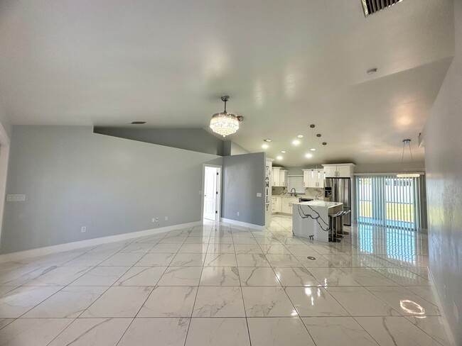 Building Photo - Stunning 3 Bedroom + Den Home with Fence +...