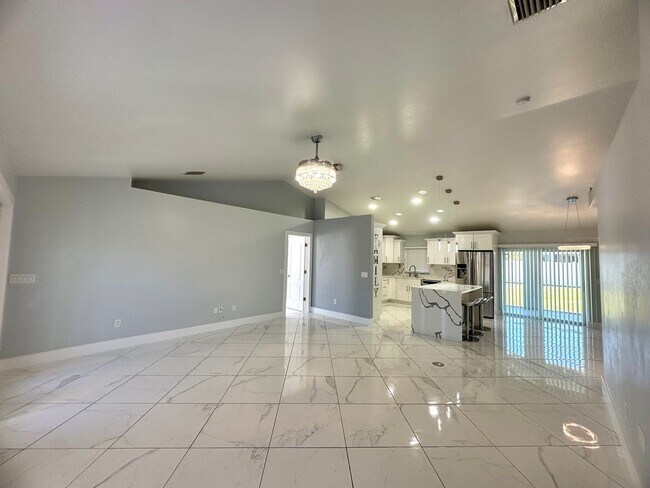 Building Photo - Stunning 3 Bedroom + Den Home with Fence + Screened Lanai in Great Location!