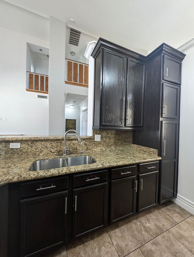 Building Photo - BEAUTIFUL executive style home w/ entertainer's dream backyard!