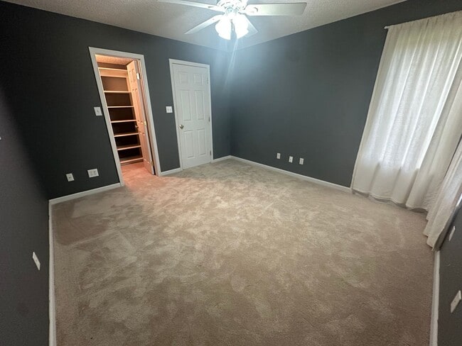 Building Photo - 4 bedroom, 2 1/2 bath