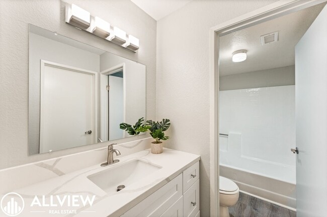 Building Photo - Beautifully Updated 2 Bed/2 Bath in Guard-...