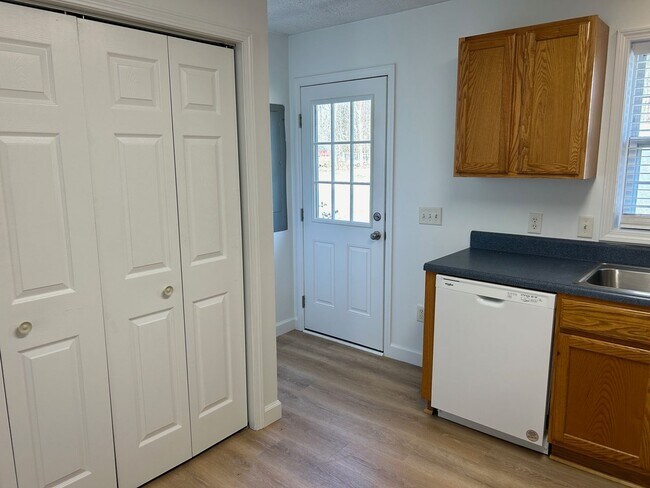 Building Photo - Candler - Recently Renovated Apt Ready for Occupancy!