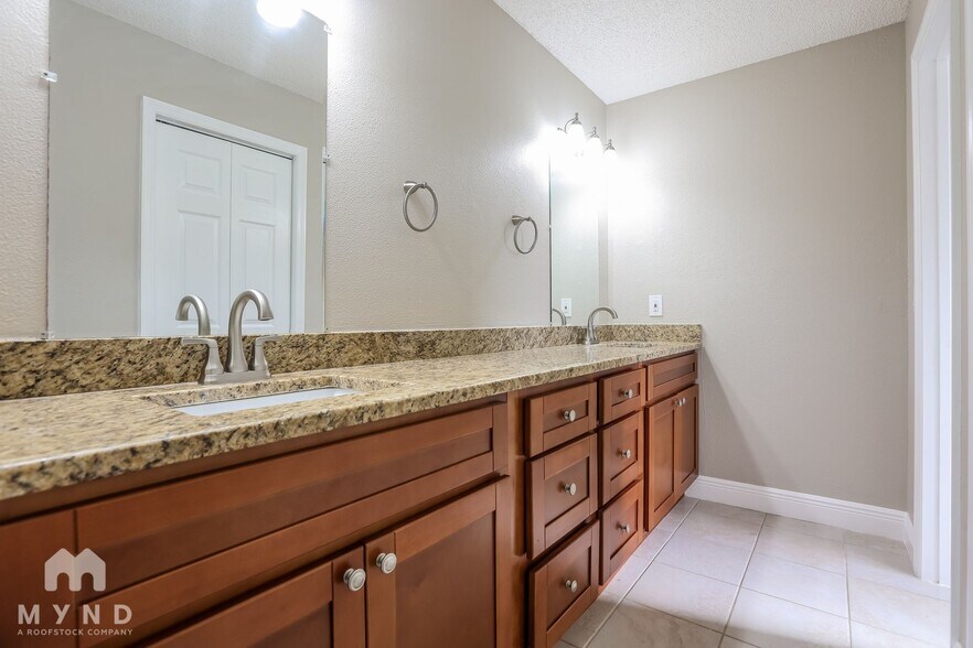 Building Photo - 6015 Crickethollow Dr