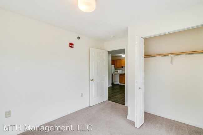 Building Photo - 2 br, 1 bath  - 315 W. Grand River Ave.