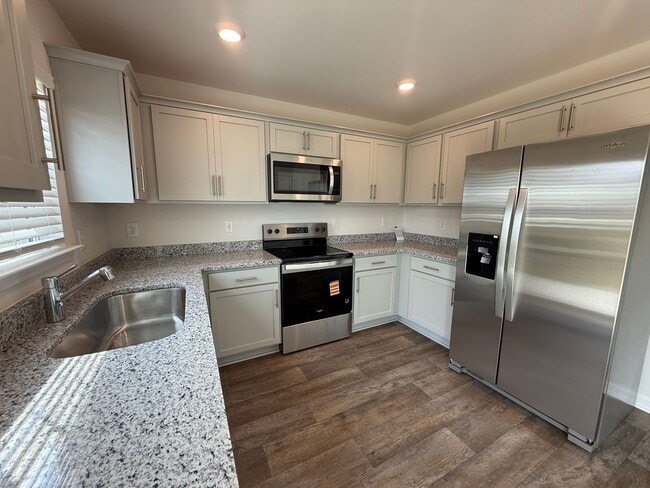 Building Photo - 3913 Falcon Ct
