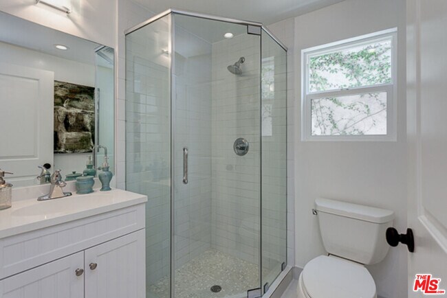 Building Photo - 831 S Curson Ave