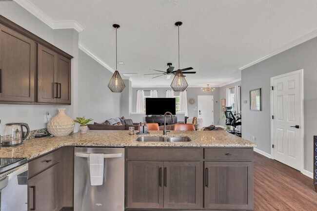 Building Photo - Great End-Unit Townhome with upgrades galore!
