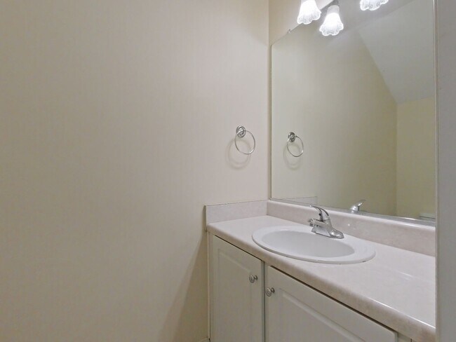 Building Photo - Available NOW- West Augusta Townhome with garage