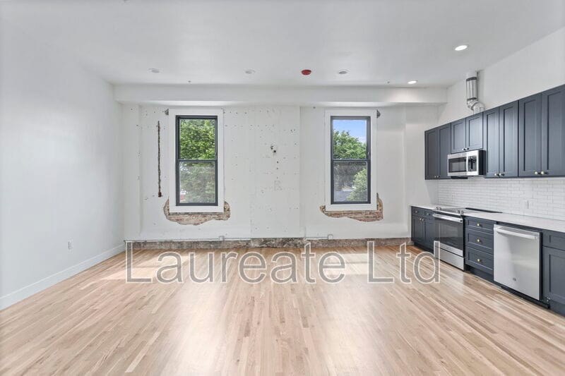 Building Photo - 1736 E 31st Ave