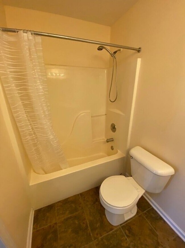 Building Photo - Stunning, pet friendly townhouse located i...