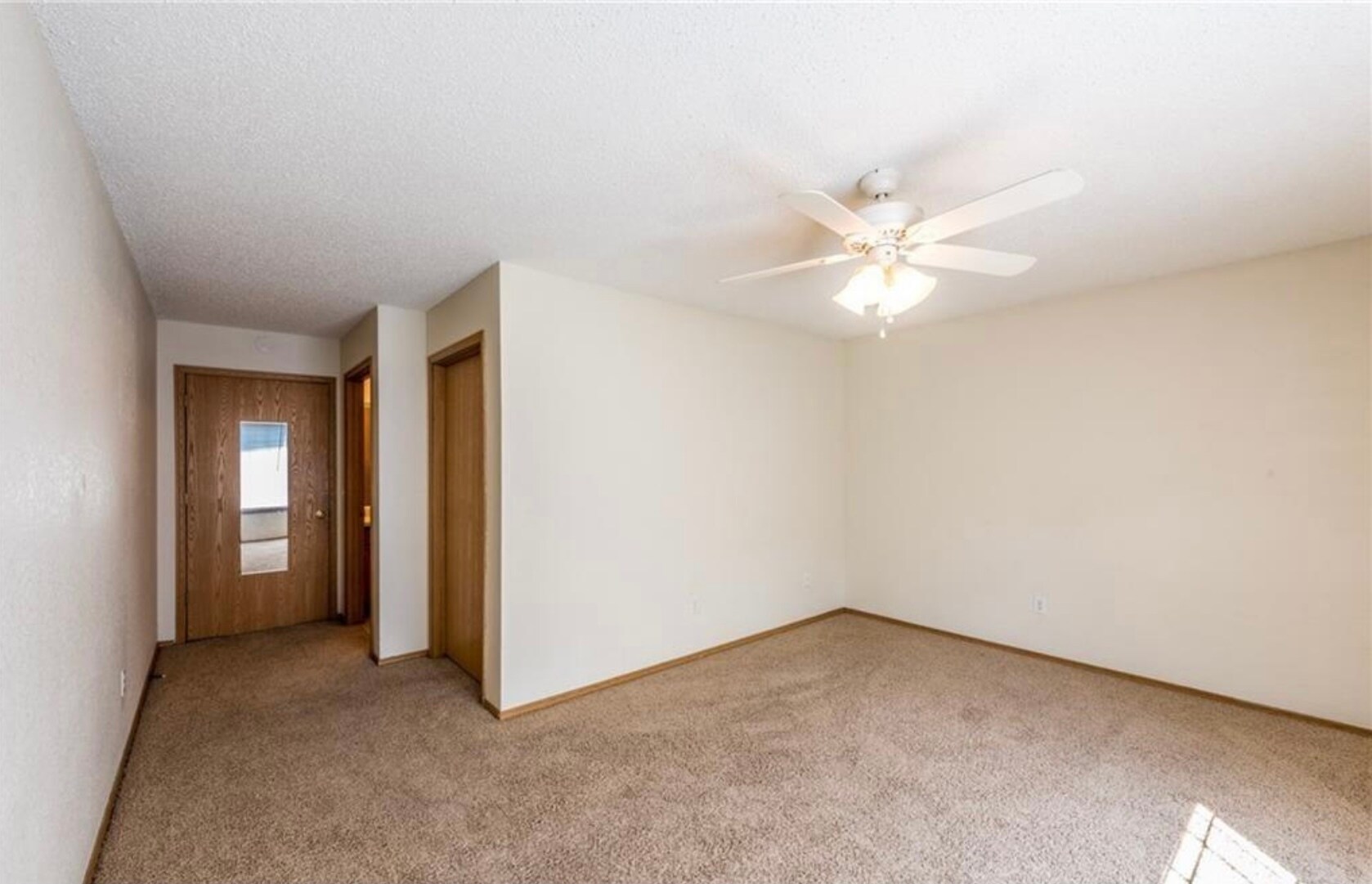 Master bedroom - 887 N Daisy Ln