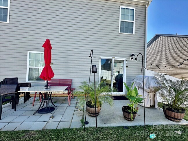 Building Photo - 1605 Blue Velvet Ln