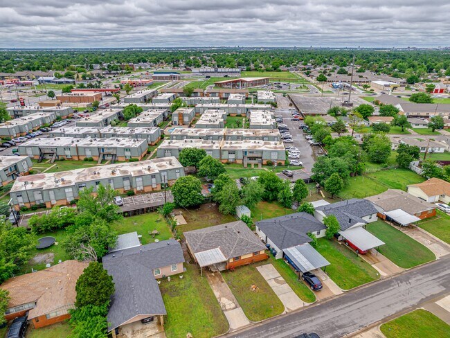 Building Photo - Charming Home in OKC + 4 bedrooms