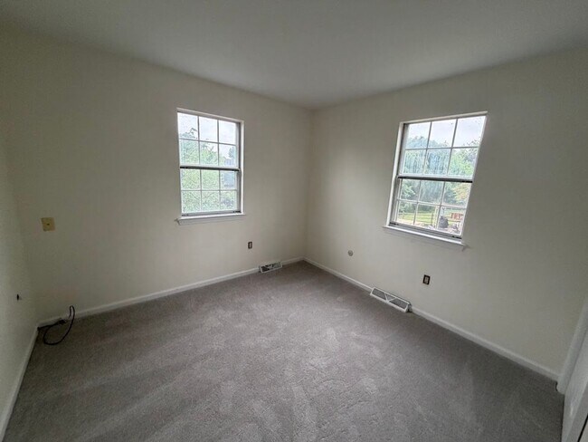 Building Photo - 3 Bedroom Townhouse Wilson School District