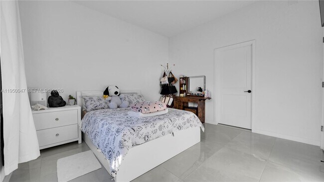 Building Photo - 417 NW 13 Ct