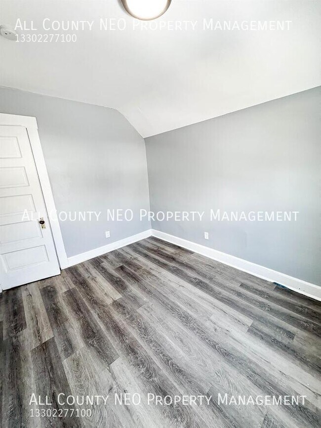 Building Photo - 3320 W 56th St