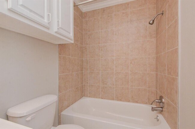 Building Photo - 940 Wycliffe Dr