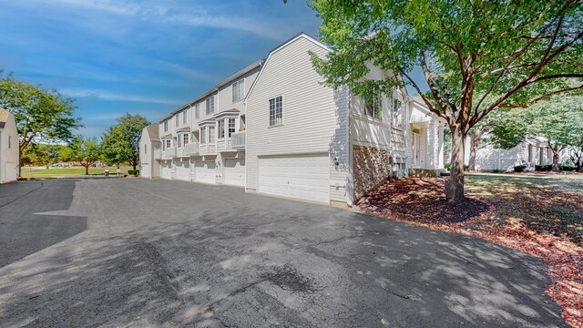 Building Photo - 1860 Middlebury Dr