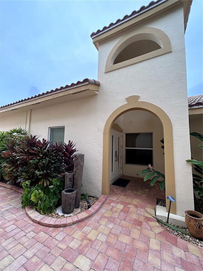 Building Photo - 484 Commodore Cir