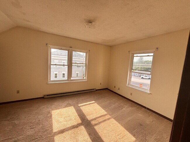 Building Photo - No more commute! Large 2 unit with parking - walk to downtown and BIW.