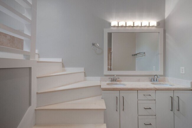 Building Photo - Belle Meade Townhome