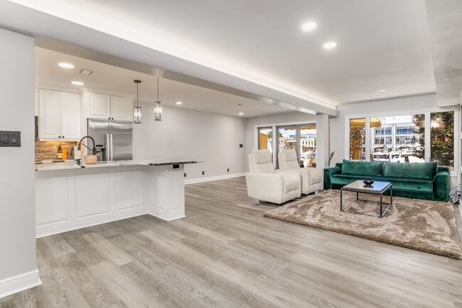 Building Photo - Experience Waterfront Living in Port Royal!