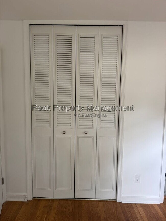 Building Photo - 2119 Woodmont Dr