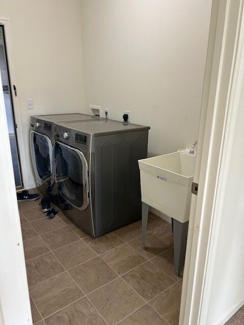 Building Photo - Massive, Newer 4 Bedroom Home in Pool Comm...