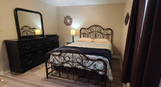 Building Photo - Furnished Units at 2131 Westmead Apts