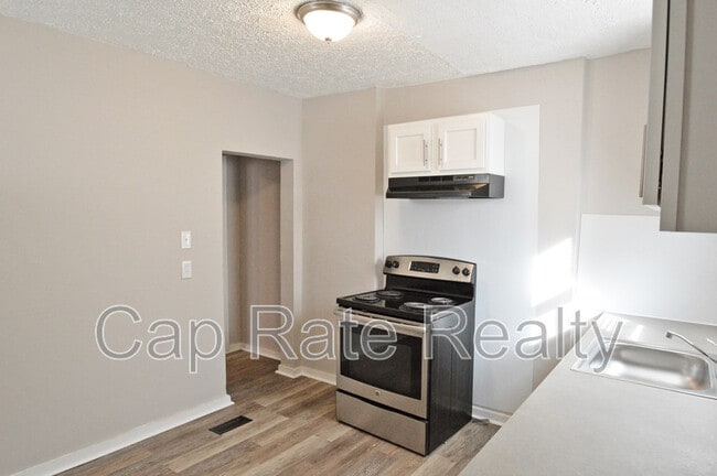 Building Photo - 1111 E 22nd Ave