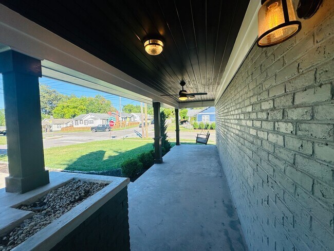 Building Photo - Urban setting w/ incredible fenced in back yard. 3 bed/2bath + detached office building