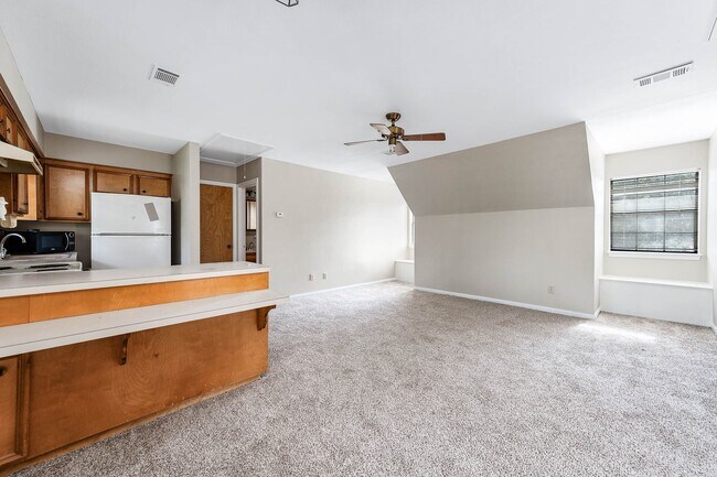 Building Photo - 2245 N Austin Ave