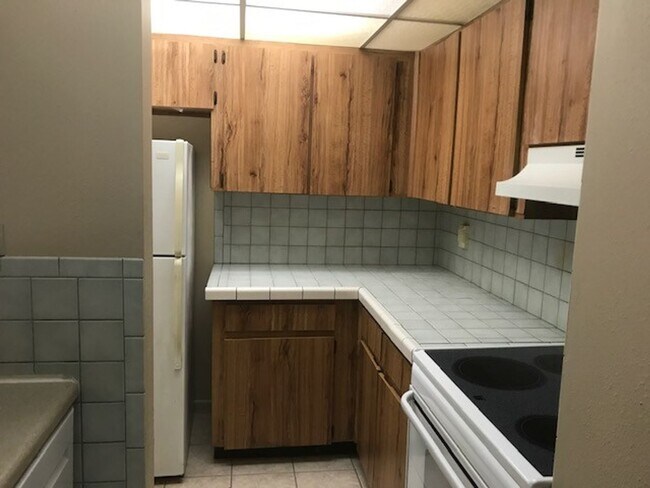 Building Photo - MOVE IN READY CONDO