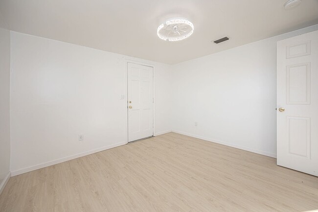 Building Photo - ADORABLE HOME FOR RENT