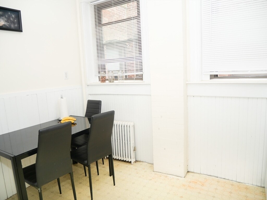 Building Photo - 1614 Beacon St